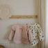 Elodie Långärmad Haklapp Rosy Bow i gruppen Babytillbehör / Äta och mata / Haklappar hos Bonti (ELOD30410205885NA)