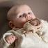 Nattou Soft Silicone Bitleksak Handske Clay i gruppen Leksaker / Babyleksaker / Bitleksaker hos Bonti (NATT41047-3)