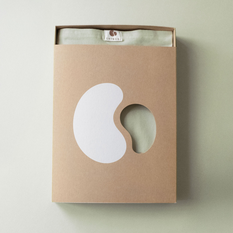 Coracor Bärsjal Natural Dye Olive i gruppen Presenttips / Babyshower hos Bonti (WRA029)